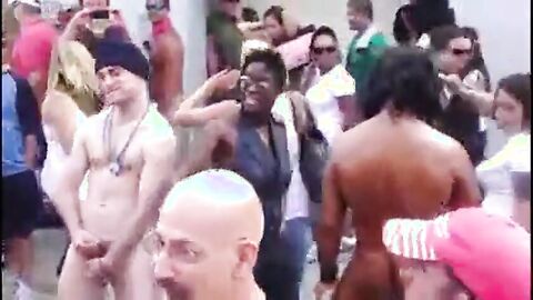Public Masturbators: Outdoor Hunk Action