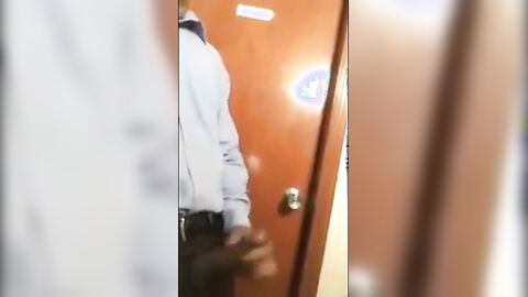 Aliviando a tensão no trabalho com o porteiro gostoso