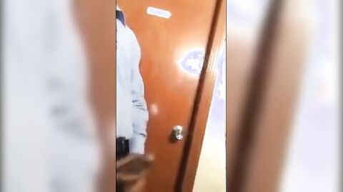 Aliviando a tensão no trabalho com o porteiro gostoso