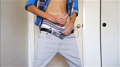 Twink Amateur Gets Off on Sagging
