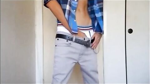 Twink Amateur Gets Off on Sagging