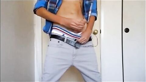 Twink Amateur Gets Off on Sagging