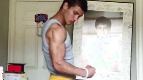 Muscular Hunk Masturbates on Webcam