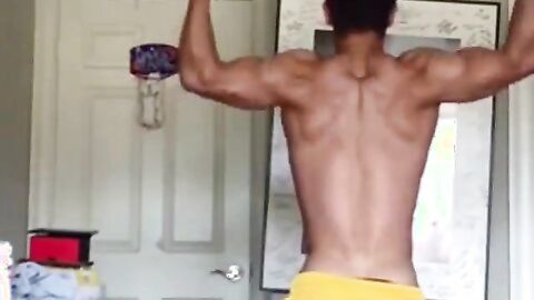 Muscular Hunk Masturbates on Webcam