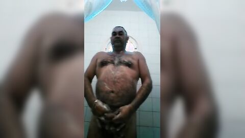 Osito caliente con una gran polla se ducha y se pajea.