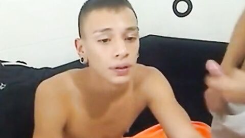 Chupando y tragando semen de un gran pene latino