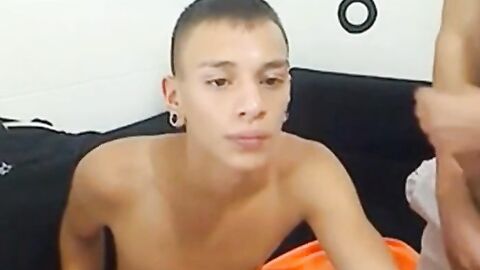 Chupando y tragando semen de un gran pene latino