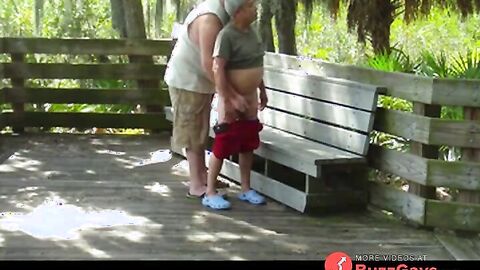 Abuelo y Gordo tienen sexo al aire libre