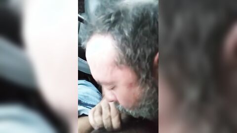 Auto-Blowjob: Junger Amateur bekommt einen Blowjob von einem Älteren Mann