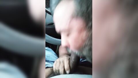 Auto-Blowjob: Junger Amateur bekommt einen Blowjob von einem Älteren Mann