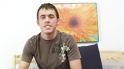 Amateur gay Clay Whorton plays his ass while masturbating