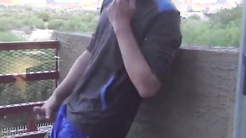 Masturbation im Freien auf dem Balkon