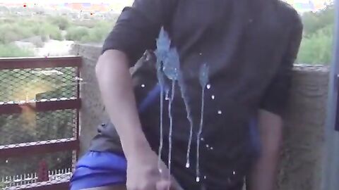 Masturbation im Freien auf dem Balkon