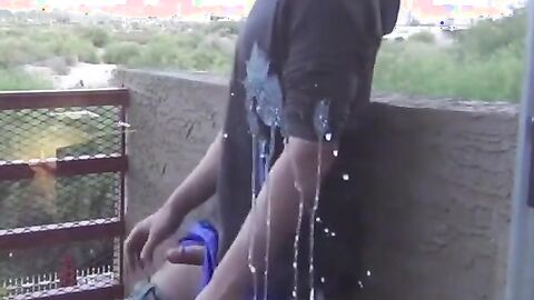 Masturbation im Freien auf dem Balkon