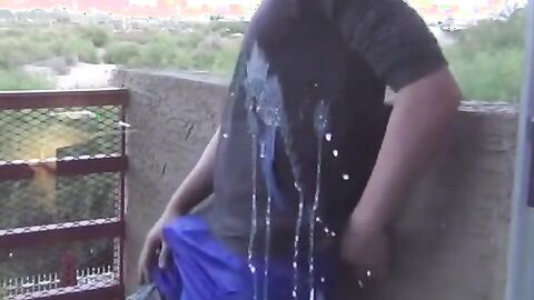 Masturbation im Freien auf dem Balkon