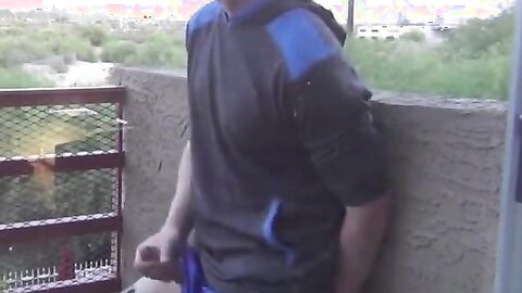 Masturbation im Freien auf dem Balkon