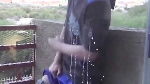 Masturbation im Freien auf dem Balkon