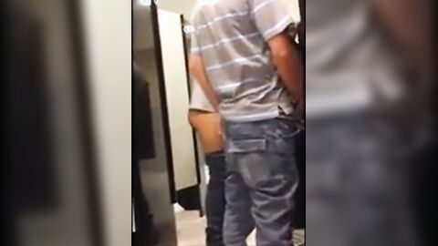 Amateur-Orgie in der Toilette