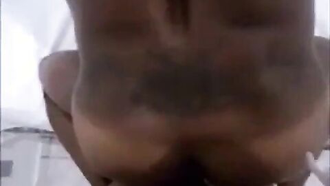 Casado musculoso en un video bareback amateur