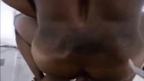 Casado musculoso en un video bareback amateur