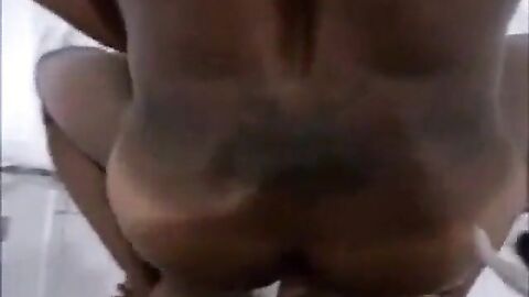 Casado musculoso en un video bareback amateur