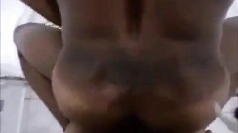 Casado musculoso en un video bareback amateur