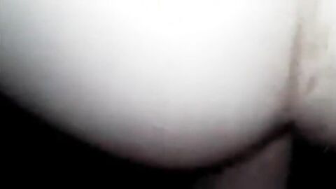 Mon pote me prend dehors et jouit dans mon cul à la webcam