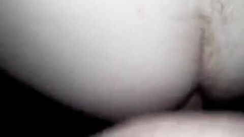 Mon pote me prend dehors et jouit dans mon cul à la webcam