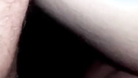 Mon pote me prend dehors et jouit dans mon cul à la webcam