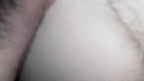 Mon pote me prend dehors et jouit dans mon cul à la webcam