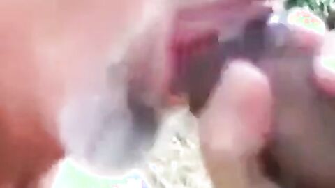Je suce une grosse bite - partouze gay en plein air avec un ours amateur