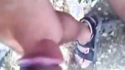 Je suce une grosse bite - partouze gay en plein air avec un ours amateur