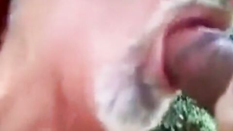 Je suce une grosse bite - partouze gay en plein air avec un ours amateur