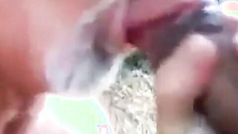 Je suce une grosse bite - partouze gay en plein air avec un ours amateur