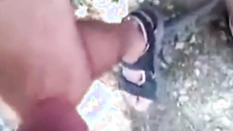 Je suce une grosse bite - partouze gay en plein air avec un ours amateur