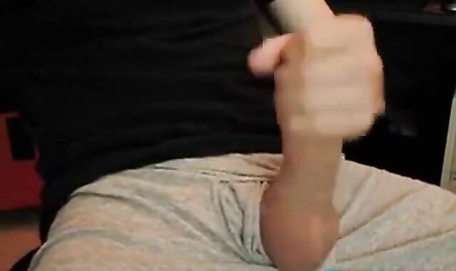 Amateur Twink Masturbates on Webcam