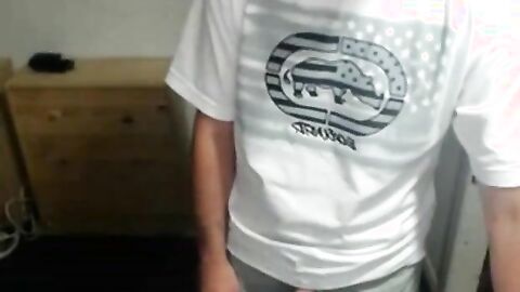 Nerdy Twink Cums on Cam