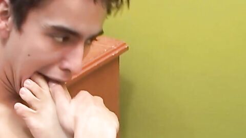 Cute amateur twink teases with his feet and enjoys anal sex