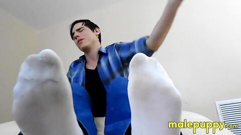 The giant roommate Aidan Valentine knows youâd get horny over his nasty feet