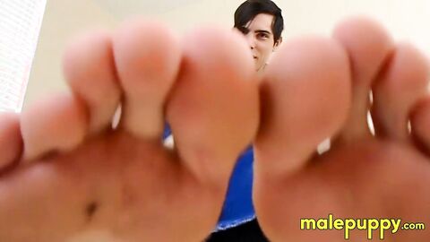 The giant roommate Aidan Valentine knows youâd get horny over his nasty feet