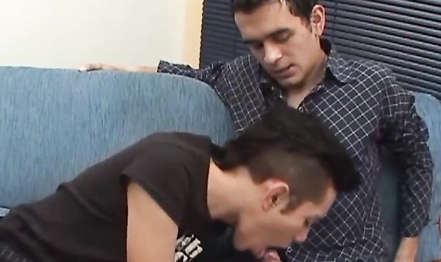 Amateur twink sucks off his boyfriend and gets anally railed