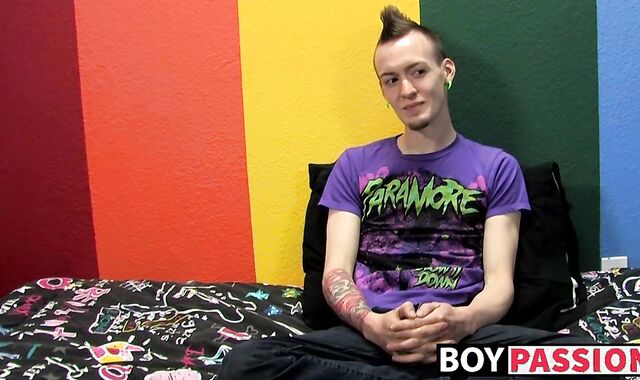 Punk rock twink Chris Jett masturbates and cums
