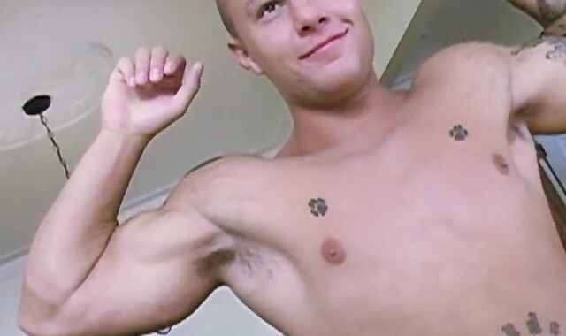 Tattooed muscular stud jerks off solo after an interview