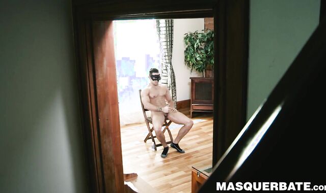 Buff stud jerks off after flexing and doing hot striptease