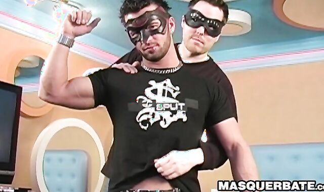 Masked muscle hunk Manuel Deboxer receives awesome blowjob
