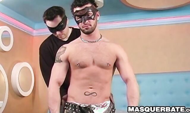 Masked muscle hunk Manuel Deboxer receives awesome blowjob