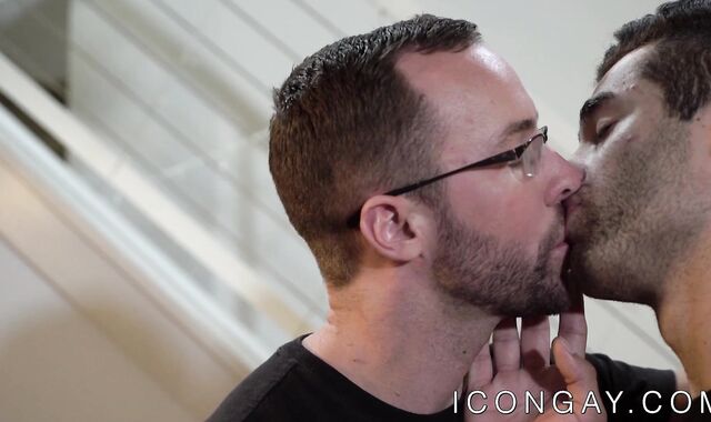 Muscular gays Alex Hawk and Lucas Leon passionately ass fuck