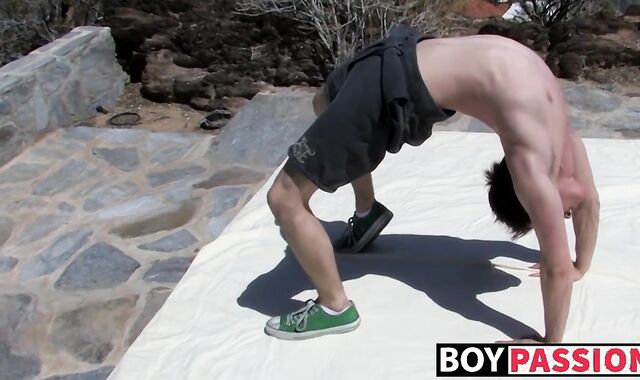 Flexible twink ends up jerking off after erotic stretching
