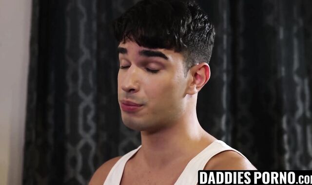 DaddiesPorno.com - Gay twink Rob Quin makes his stepdad proud by offering his hairy a