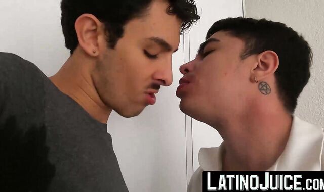LatinoJuice.com - Inked hottie Cain Gomez endures Enriques deep thrusting in his ass